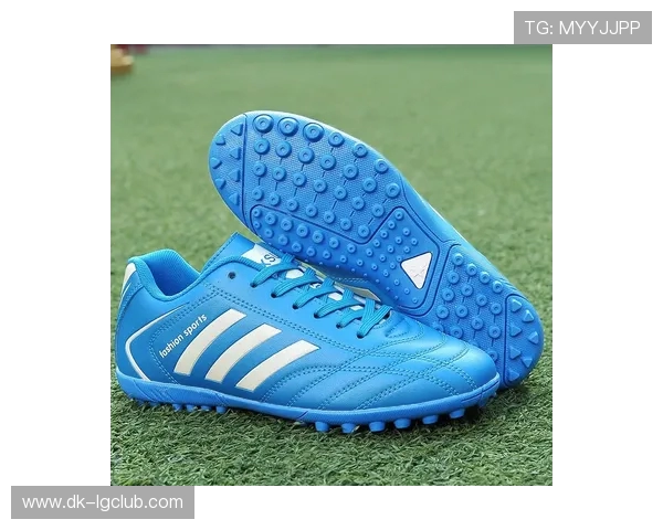 聚焦足球护腿板与球鞋的高清实拍全面展示专业运动装备独特魅力感